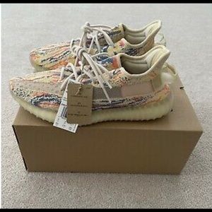 Yeezy 350 v2  (BRAND NEW/ NEVER WORN)